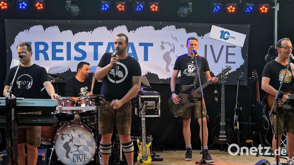 Die Band &quot;Freistaat-Live&quot; begeistert in Schirmitz. Bild: R. Kreuzer