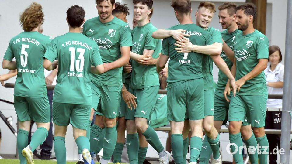 Freude bei den Spielern des 1. FC Schlicht: Erstmals in der Vereinsgeschichte gelang ein Pflichtspielsieg gegen den FV Vilseck. Bild: Hubert Ziegler