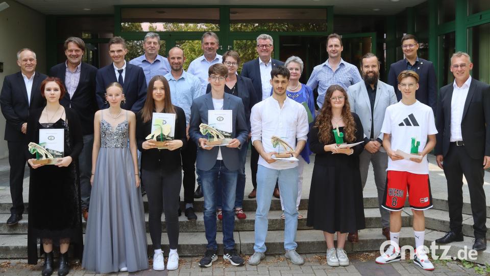 Die Besten der Abschlussjahrgänge umrahmt von Ehrengästen, Lehrern und Schulleitung (vorne, von links): Mittlerer Schulabschluss: Anastasia Gedusch (Notenschnitt 1,1), Ina Raab (1,4); Qualifizierender Mittelschulabschluss: Emily Popp (1,4), Sebastian Windisch (1,4), Amer Aloqdeh (2,1), Lena Pfaffengut (2,4) und Alexandru Todica (2,4). Bild: mfh