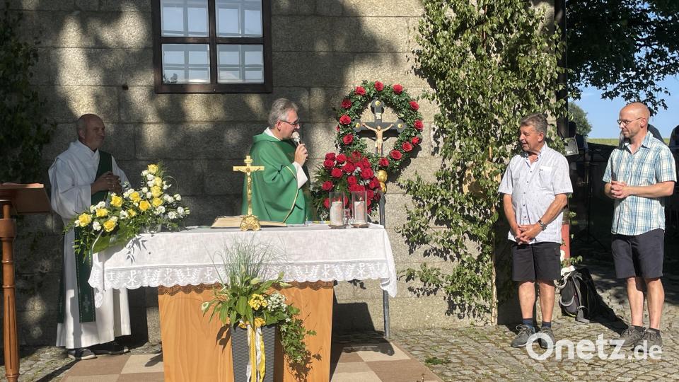 Diakon Franz Lautenbacher (links) sowie Zweiter Pilgerführer Johannes Popp (von rechts) und Erster Pilgerführer Bernhard Meiler gratulierten Pfarrer Hannes Lorenz zum 30. Priesterjubiläum. Bild: gis
