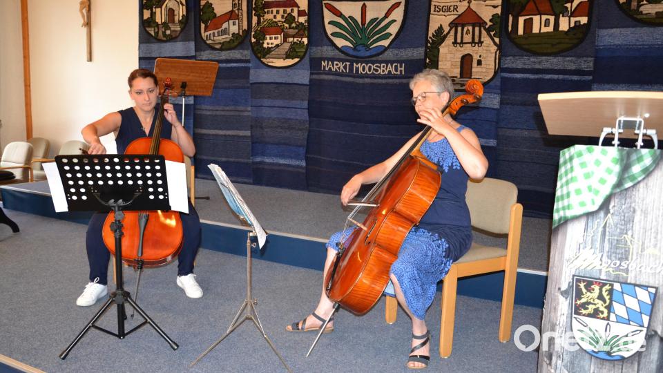 Paula Steger und Musiklehrerin Ute Sommer unterhielten das Publikum auf dem Cello. Bild: gi