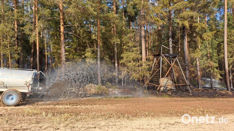 Landwirte halfen beim Löschen mit Wasser aus Güllefässern. Bild: Kreisbrandinspektion Amberg-Sulzbach