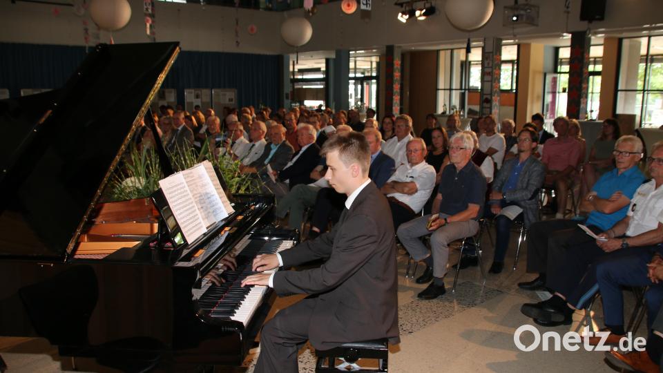 Robert Gorny aus der Q11 spielte anlässlich des 75-jährigen Jubiläums &quot;Präludium und Fuge in C-Moll&quot; von Johann Sebastian Bach. Bild: sne