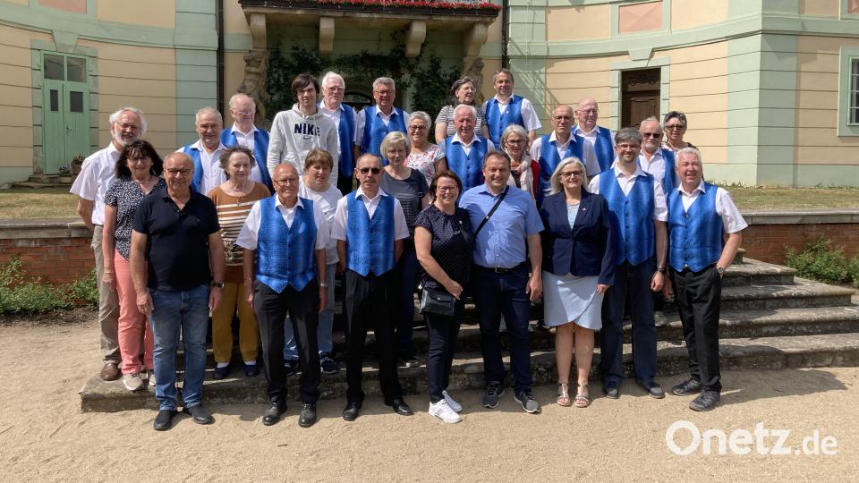 Vor dem Schloß in Manetin wurden die Leuchtenberger von Vizebürgermeisterin Eva Wollrábová (vorne, Dritte von rechts) Bild: sl
