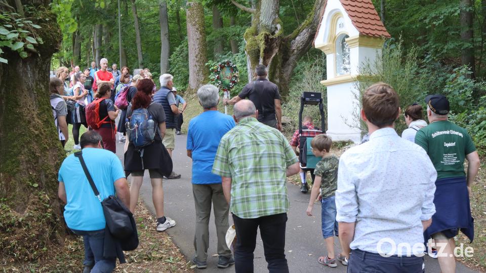 Auf dem Kreuzweg wurde die Pilgergruppe von vielen Auerbachern begleitet, die mit dem Auto angereist waren. Bild: mfh