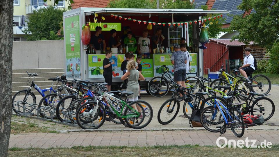 Die achte Klasse betreute den Cocktail-Hänger des Kreisjugendringes. Bild: ak