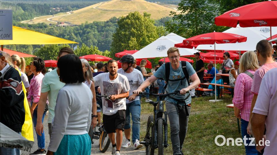 Vom Annaberg aus könnte man meinen, dass der Schlackenberg (im Hintergrund) gar nicht so weit weg ist. Bild: Petra Hartl