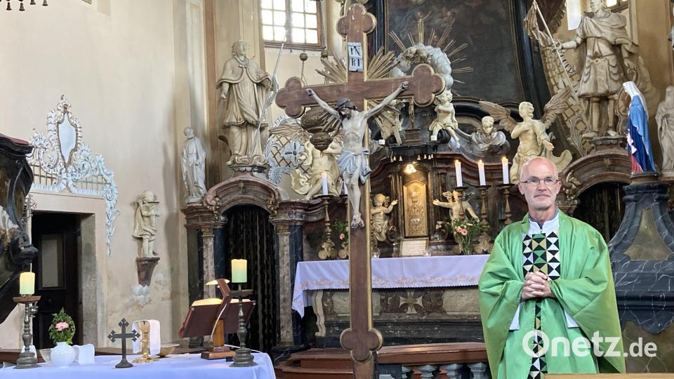 Pater Günter feierte eine zweisprache Messe in der Kirche in Necztiny Bild: sl