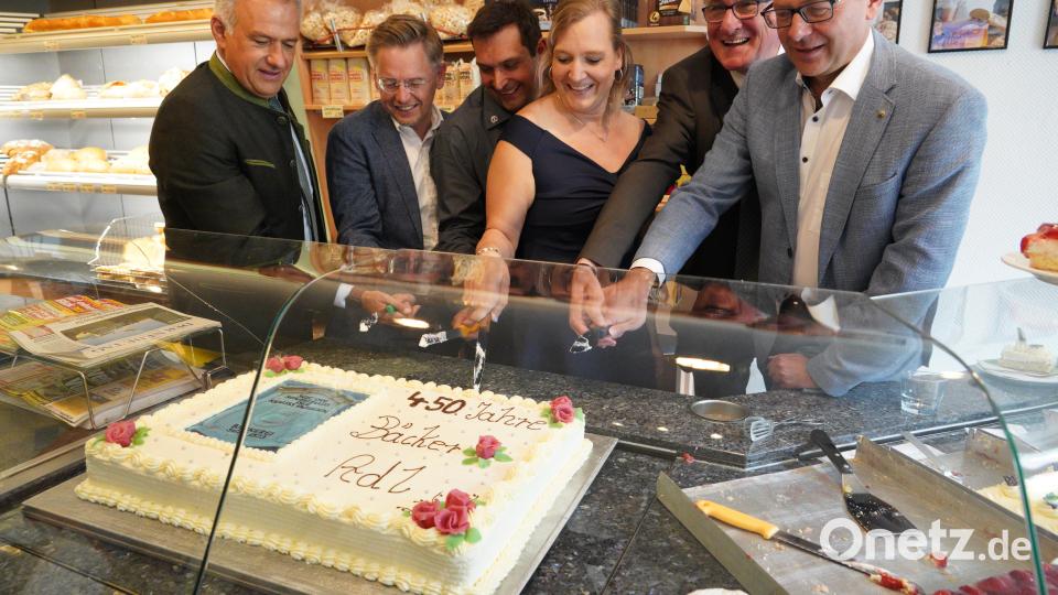 Die Bäckerei Krauß in Kemnath feierte am Samstag ihr 450-jähriges Bestehen mit einem großen Fest auf dem Stadtplatz. Zu sechst wurde die Jubiläumstorte angeschnitten. Dabei waren Landrat Roland Grillmeier, Landtagsabgeordneter Tobias Reiß, Bäckermeister Stefan Krauß, Susanne Krauß, Peter Biersack von der Handwerksammer Niederbayern-Oberpfalz und Bürgermeister Roman Schäffler (von links). Bild: kaz