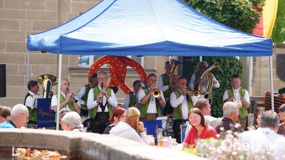 Die Bäckerei Krauß in Kemnath feierte am Samstag ihr 450-jähriges Bestehen mit einem großen Fest auf dem Stadtplatz. Vom Frühschoppen bis in den Nachmittag hinein sorgten die Mehlmeisler Dorfmusikanten für gute Stimmung. Bild: kaz