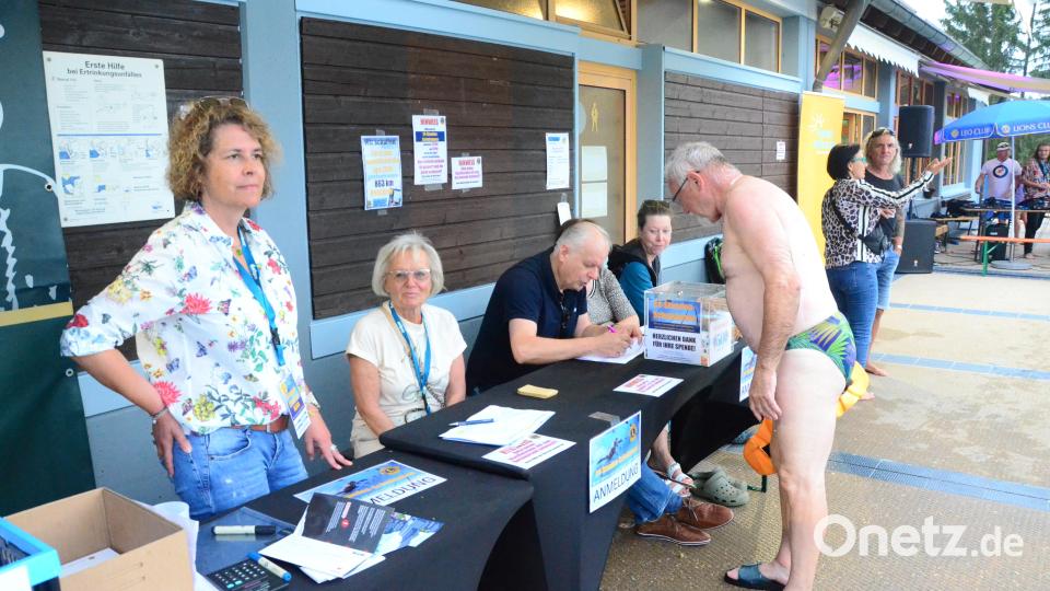 Beim Orga-Team werden Schwimmer und Bahnen registriert. Bild: Kunz