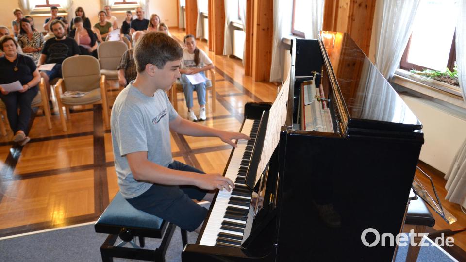 Julian Stefinger zeigt am Klavier sein Können. Bild: gi