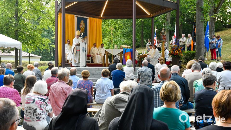 Ein Pontifikalgottesdienst rund um den Freialtar eröffnete am Samstagabend das Annabergfest. Bild: Petra Hartl