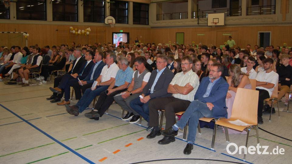 Viele Ehrengäste und Eltern waren zur Entlassfeier in die Turnhalle der Mittelschule gekommen. Bild: Jürgen Dietl/exb