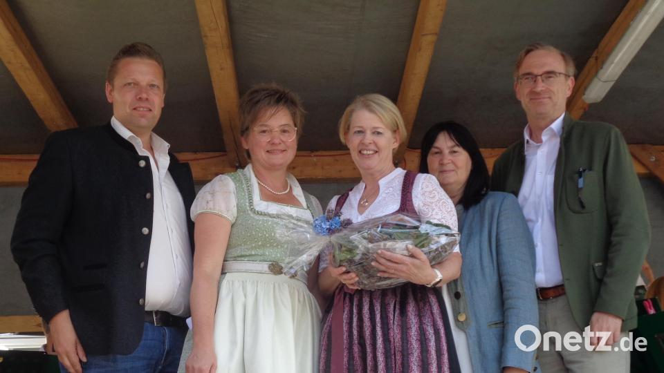 Für Bürgermeisterin Sabine Dorner-Leyerer aus Niederösterreich gibt es ein kleines Gastgeschenk. Im Bild von links Festleiter Andreas Sorgenfrei, Bürgermeisterin Sonja Meier, Bürgermeisterin Sabine Dorner-Leyerer , stellvertretende Landrätin Birgit Höcherl und Landtagsabgeordneter Alexander Flierl. Bild: amö