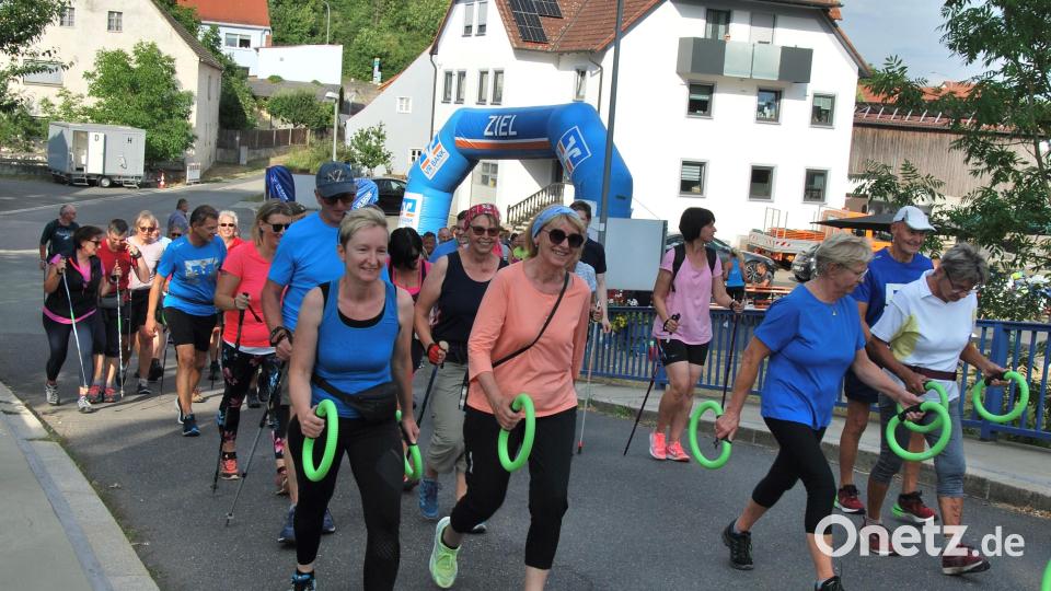 Los ging es vom Lengenfelder Dorfplatz über die 7,2 oder 11,9 Kilometer lange Walking-Strecke mit Stöcken oder mit Ringen in der Hand. Bild: gsp