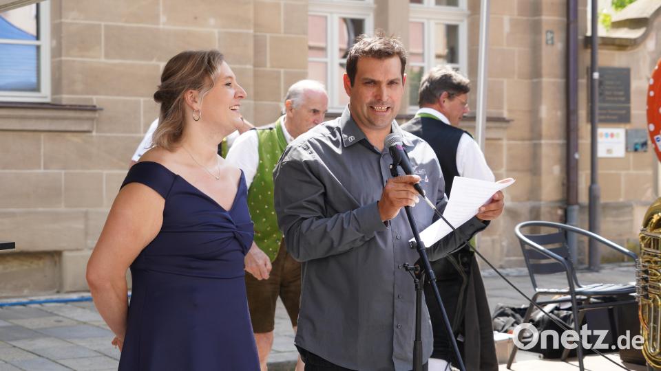 Die Bäckerei Krauß in Kemnath feierte am Samstag ihr 450-jähriges Bestehen mit einem großen Fest auf dem Stadtplatz. Bäckermeister Stefan Krauß mit Ehefrau Susanne. Bild: kaz