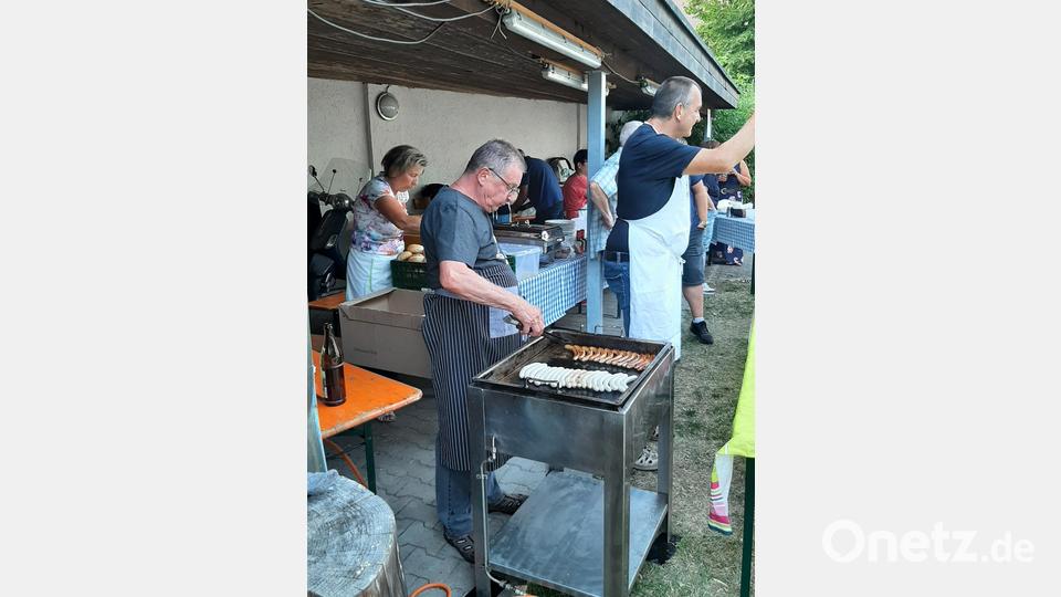 Am Grillstand gibt es viel zu tun bei der Sommernachtsparty in der Jakobsklause Schirmitz. Bild: ise