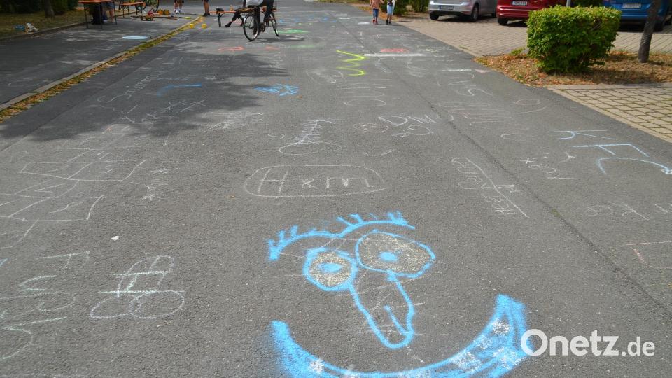 Die Schulstraße wurde mittels Straßenkreide zu einer Mind-Map. Bild: ak