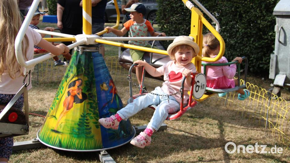 Seit über 30 Jahren dreht das alte Karussell seine Runden beim Gramaufest. Auch am Samstag hatten die Kinder ihren Spaß daran. Bild: prh