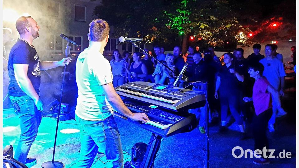 Die Sommernachtsparty in Schirmitz lockt viele Gäste. Die Band &quot;Freistaat-Live&quot; garantiert gute Stimmung. Bild: ise