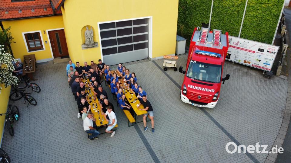 Die Festdamen und Feuerwehrleute der Feuerwehr Schönkirch freuen sich schon auf das Jubiläumsfest, das im Juni 2024 gefeiert wird. Bild: Kraus Jürgen