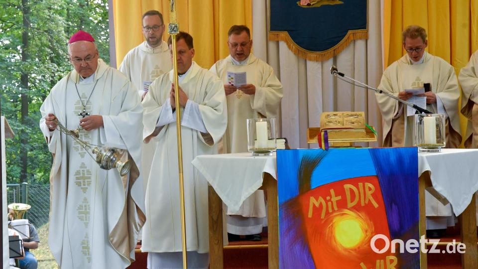 Diözesanbischof Rudolf Voderholzer war der Hauptzelebrant beim Eröffnungsgottesdienst am Samstagabend. Hinter ihm von links: Kaplan Lucas Lobmeier, Diakon Bernhard Gradl, Regionaldekan Markus Brunner und der Amberg-Sulzbacher Dekan Christian Schulz. Bild: Petra Hartl
