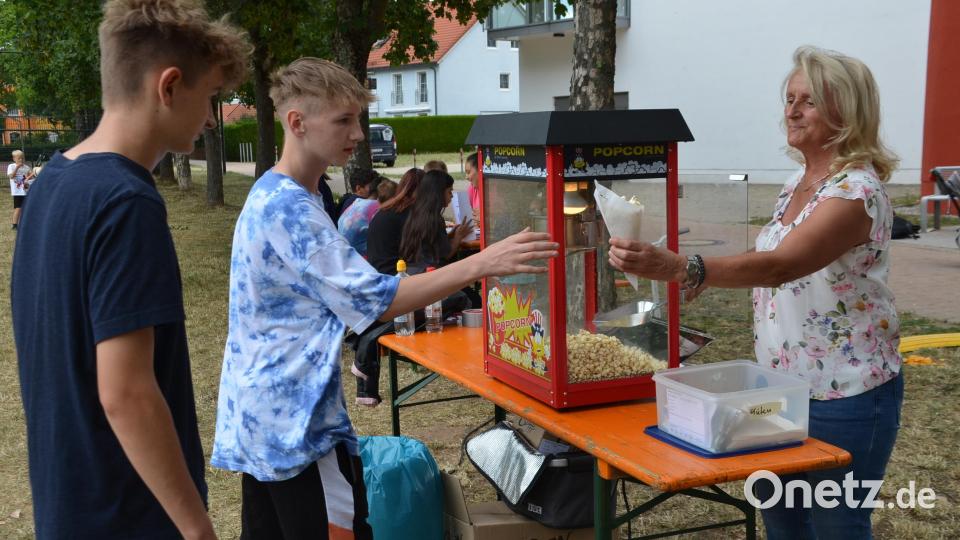 Eine Mitarbeiterin des SOS-Kinderdorfes verteilte Popcorn. Bild: ak