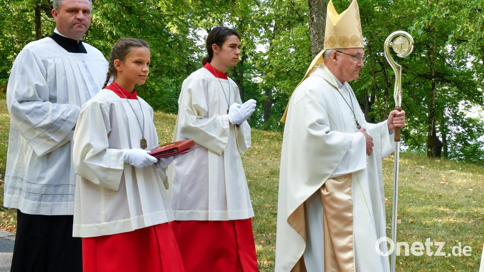 Der Regensburger Bischof Rudolf Voderholzer (rechts) zelebrierte den Eröffnungsgottesdienst am Samstagabend. Bild: Petra Hartl