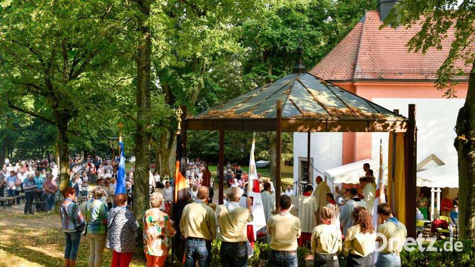 Ein Pontifikalgottesdienst rund um den Freialtar eröffnete am Samstagabend das Annabergfest. Bild: Petra Hartl