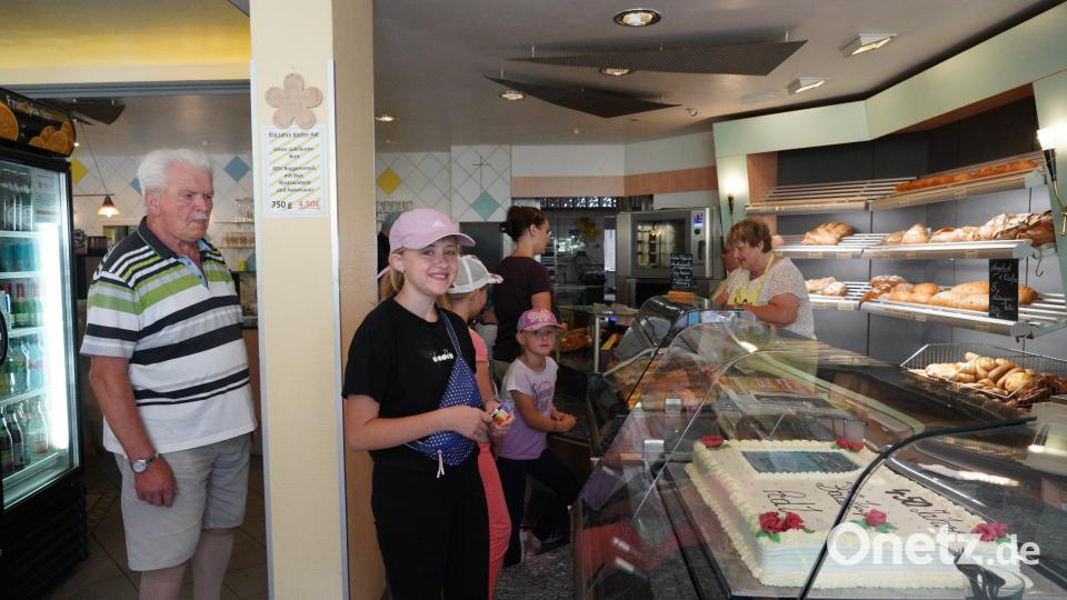 Die Bäckerei Krauß in Kemnath feierte am Samstag ihr 450-jähriges Bestehen mit einem großen Fest auf dem Stadtplatz. Viele Gäste wollten ein Stück von der Jubiläumstorte abhaben. Bild: kaz