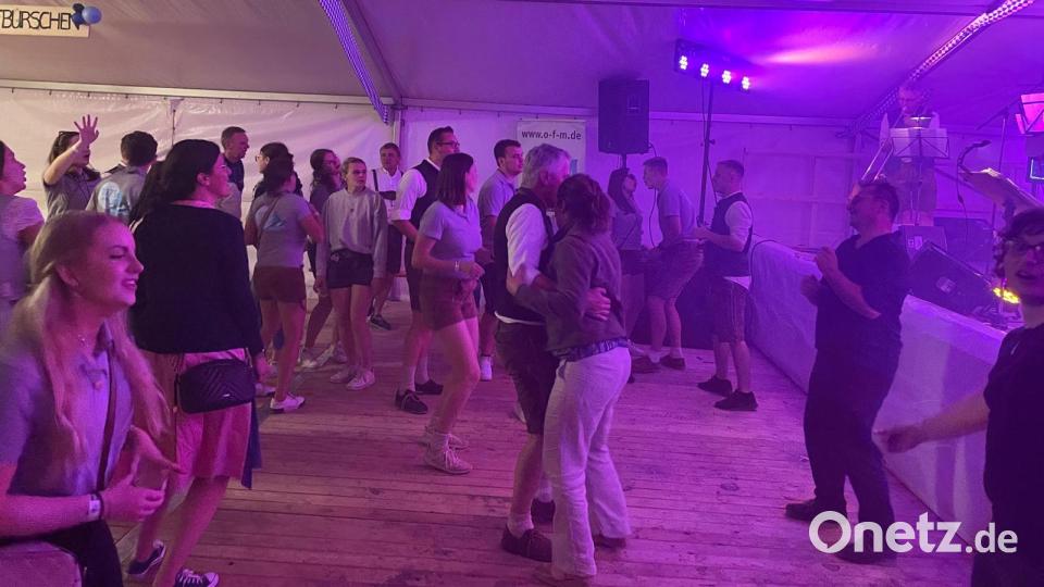 Die Nacht zum Tag gemacht haben die Gäste am Samstag im Festzelt. Bild: Frauenreuther, Margit [fmt]