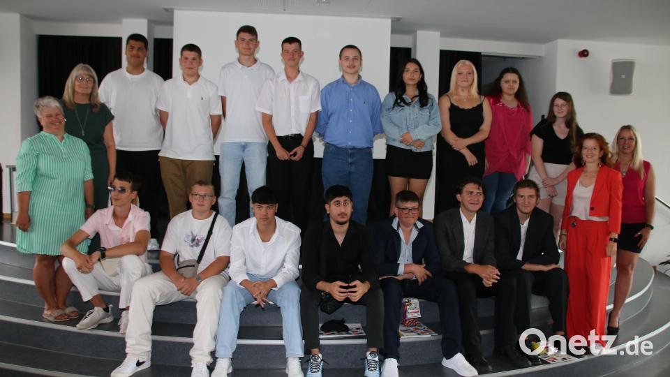 Für 17 Absolventen der Grund- und Mittelschule Grafenwöhr beginnt nun eine neuer Lebensabschnitt. Bild: sne
