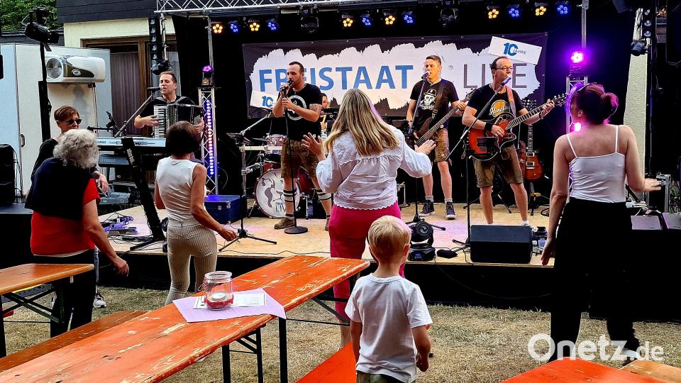 Die Gäste lassen sich nicht lange bitten und tanzen begeistert mit. Bild: R. Kreuzer