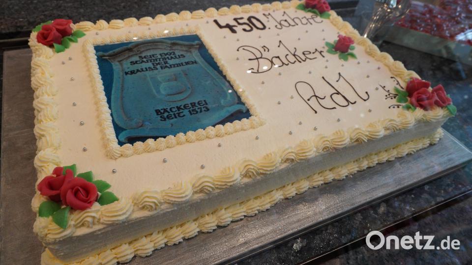 Die Bäckerei Krauß in Kemnath feierte am Samstag ihr 450-jähriges Bestehen mit einem großen Fest auf dem Stadtplatz. Die Geburtstagstorte wurde am Nachmittag angeschnitten. Bild: kaz