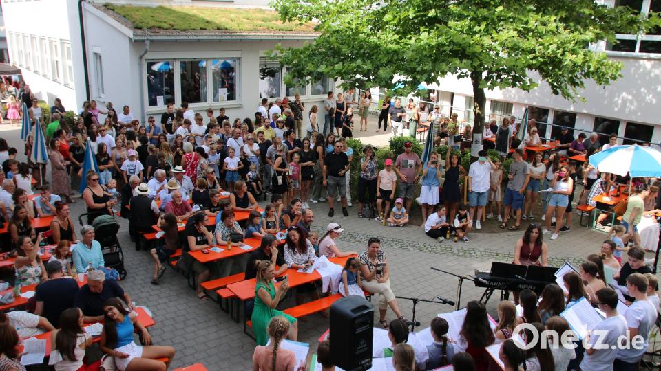 Am Schulfest trafen sich ehemalige wie heutige Schüler und Lehrer. Sie nahmen die Gelegenheit wahr, zwischen den Stücken der Schulchöre und Ensembles einen Plausch zu halten. Bild: sne