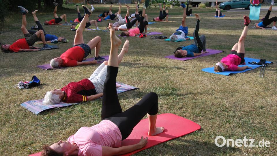 Wer Lust hatte, konnte unter professioneller Anleitung vor dem Walking an einem 45-minütigen Aufwärmprogramm teilnehmen. Bild: gsp