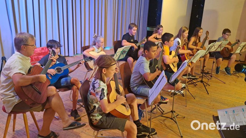 Melodien zum Träumen präsentiert das Ensemble der fortgeschrittenen Gitarrenschüler. Bild: myd