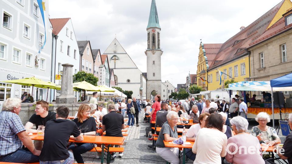 Die Bäckerei Krauß in Kemnath feierte am Samstag ihr 450-jähriges Bestehen mit einem großen Fest auf dem Stadtplatz. Bild: kaz