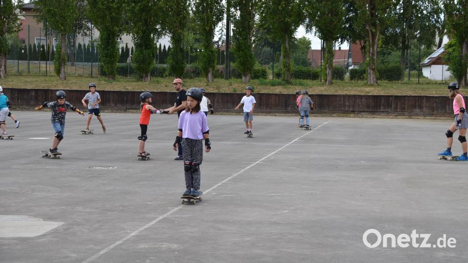 Wer wollte, konnte auf der Eisbahn mit dem Skateboard fahren. Bild: ak
