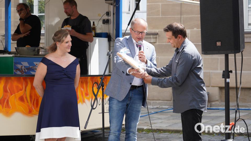 Die Bäckerei Krauß in Kemnath feierte am Samstag ihr 450-jähriges Bestehen mit einem großen Fest auf dem Stadtplatz. Bürgermeister Roman Schäffler überbrachte die Glückwünsche der Stadt Kemnath. Bild: kaz