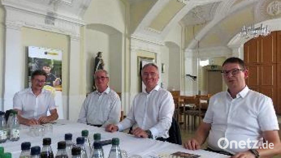 Michael Schamberger, Bauwesen Regens-Wagner-Direktion, Peter Miltenberger, Gesamtleitung Regens Wagner Michelfeld (von links) und Klaus Hildensperger (rechts), Assistenz Ressort Wirtschaft, sprachen mit MdL Dr. Harald Schwartz (CSU; Zweiter von rechts) über die Fortschritte und Herausforderungen der Generalsanierung von Kloster Michelfeld. Bild: Regens Wagner Michelfeld/Matthias Flierl/exb