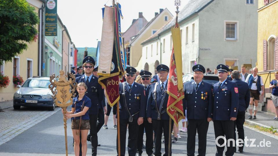 Die beiden Fahnen der Feuerwehr Schnaittenbach (links die neue) und ihre Abordnungen führten den Festzug an. Bild: Andreas Brückmann