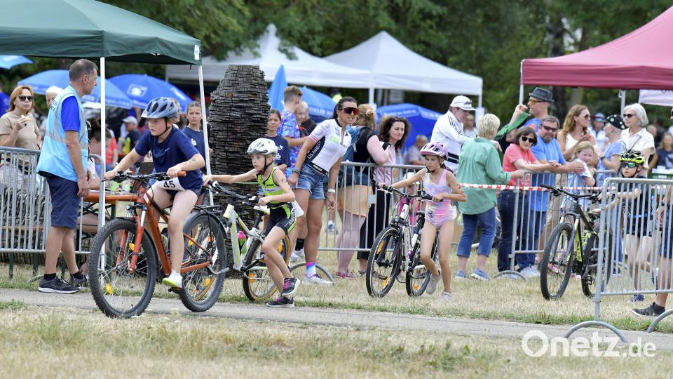 Nach dem Schwimmen ging es unter dem Beifall der Zuschauer raus aus dem Wechselbereich auf die Radstrecke. Bild: Hubert Ziegler