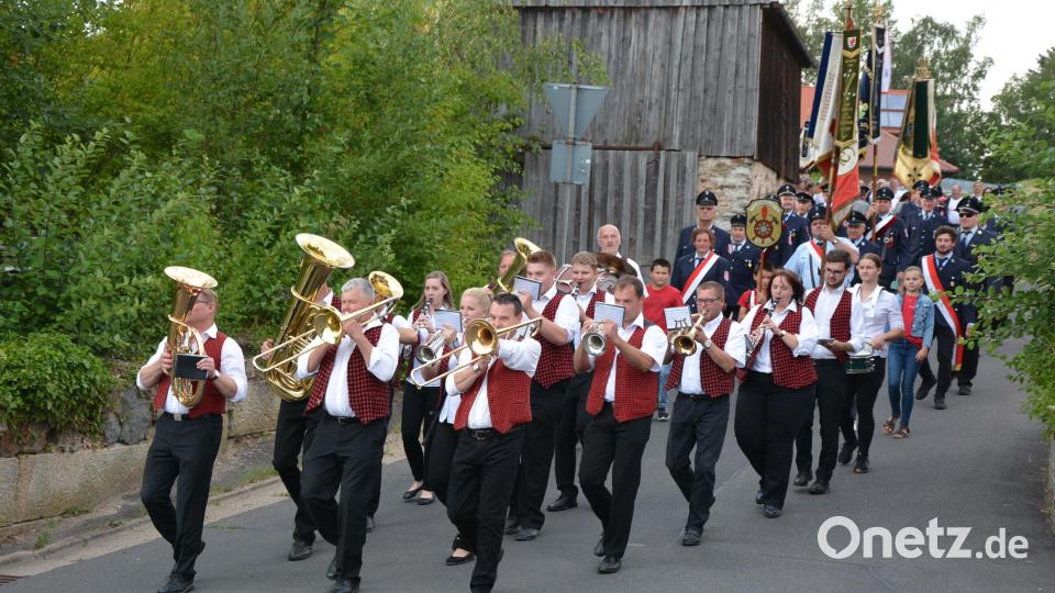 Mit einem Festzug begannen die Feierlichkeiten zum 65-jährigen Bestehen der KLJB Leonberg. Den Ton gab die Münchenreuther Bauernkapelle an. Bild: jr
