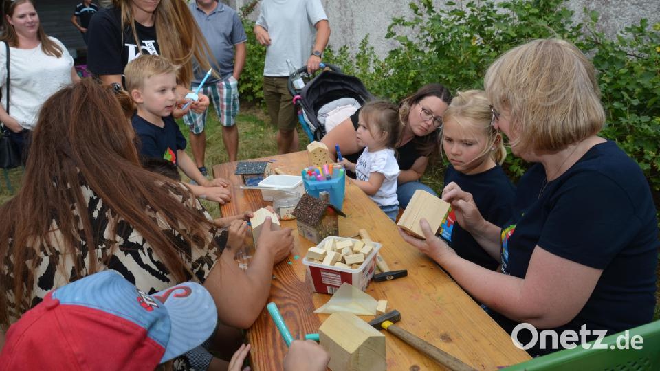 Anke Mittelmeier (rechts) werkelte mit den Kindern an Insektenhäuschen. Bild: dob