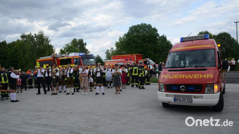 &quot;Und die Musi spielt dazu&quot; - die Feuerwehrautos treffen in kurzen Abständen an und nehmen ihre Plätze im neuen Feuerwehrhaus ein. Bild: bey