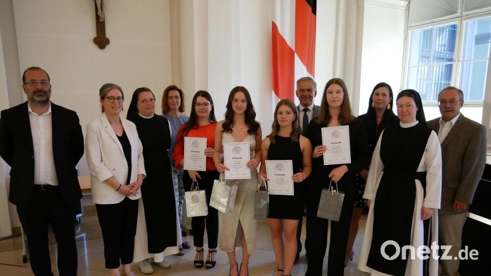 Zum Gruppenbild mit den vier besten Absolventinnen stellten sich von links 10a-Klassenleiter Gerhard Skupin, Direktorin Kerstin Reiter, Priorin Sr. Sophia Schlembach, 10b-Klassenleiterin Martina Kick-Wittmann, Susanne Männer, Lena Hecht, Laura Laubig, Landrat Roland Grillmeier, Hannah Siller, Elternbeirätin Sandra Teubner, Konrektorin Sr. Raphaela Kratzer und Alfred Benkner, der ehemalige Lehrer und Zweite Vorsitzende des Fördervereins. Bild: hmr