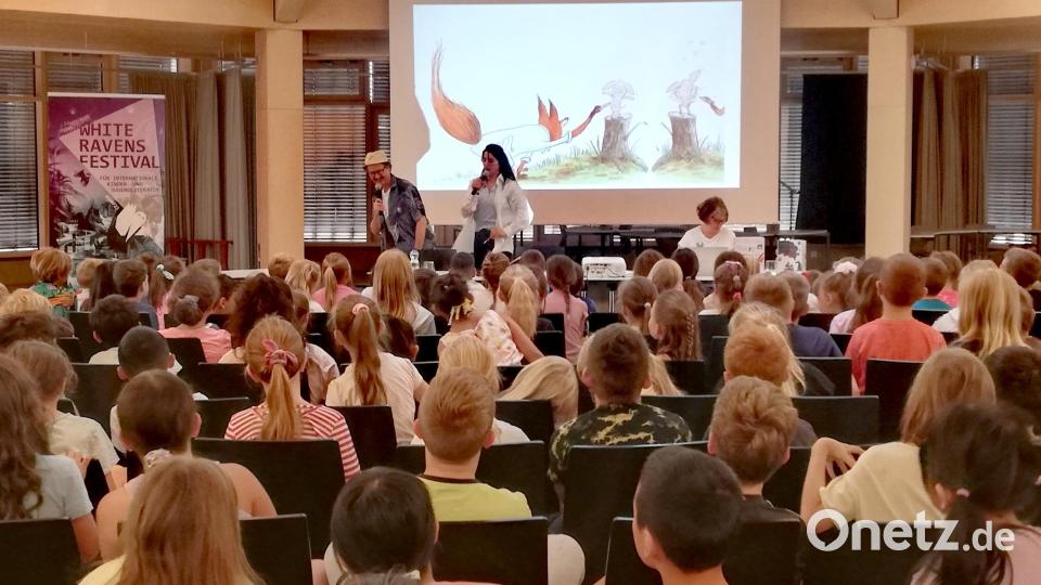 Rund 220 Kinder bejubelten Kinderbuchautor Bjørn F. Rørvik (links) bei seinem Besuch in der Grundschule Waldsassen. Bild: Stadt Waldsassen/exb