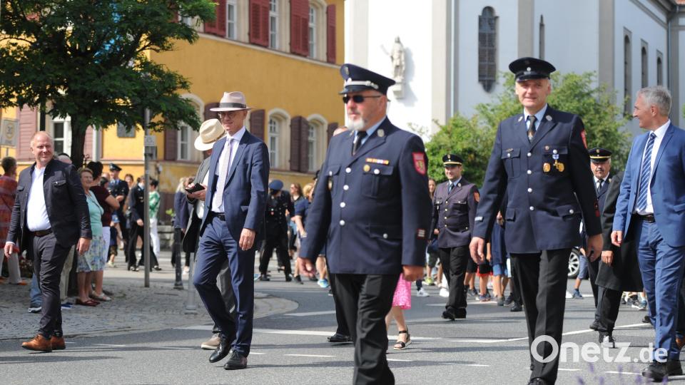 Regierungspräsident Walter Jonas (mit Hut) geht auch beim Festzug mit. Bild: Andreas Brückmann